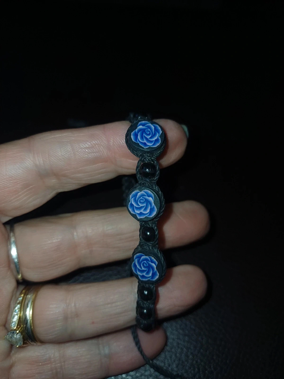 Bracelet reglable noir 3 perles en bois avec de fleurs